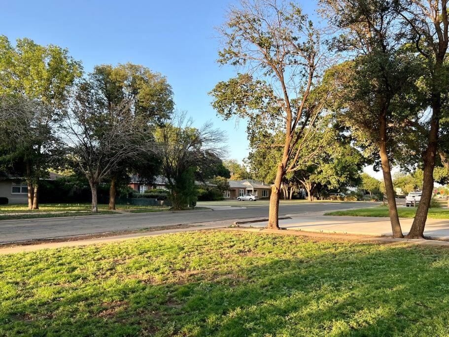 Barrel Oak Mansion- Fire Pit, & Pool Table Nr Ttu Villa Lubbock Exterior photo